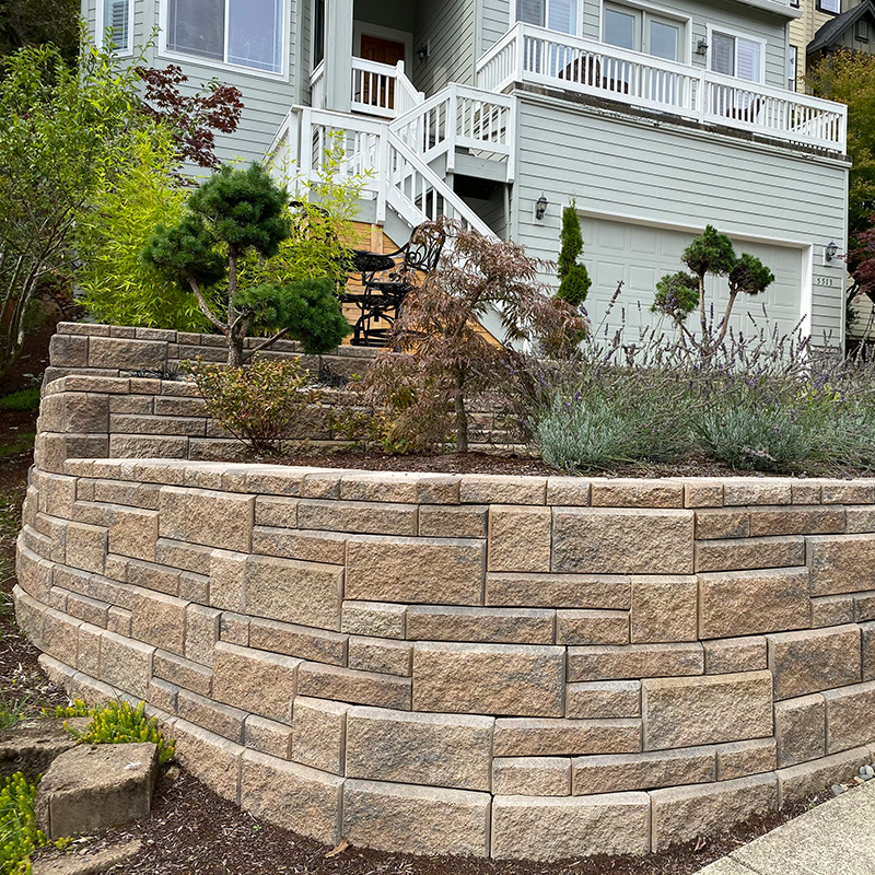 AB Collection Rocky Mt Blend retaining wall from Oregon Block used for the front lawn of a home