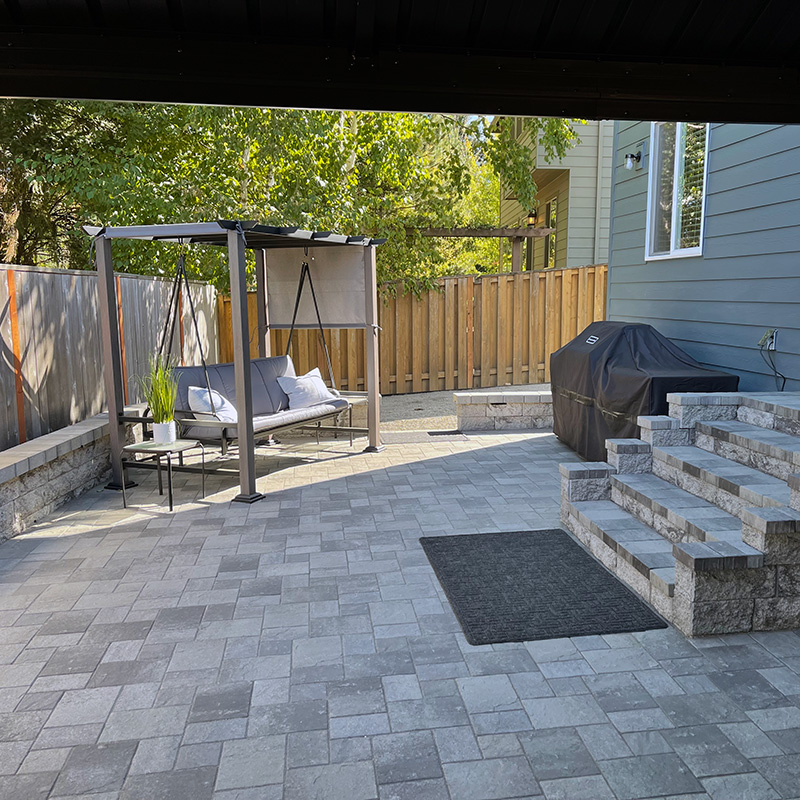 a backdoor walkway paved with Fieldstone paver from Oregon Block